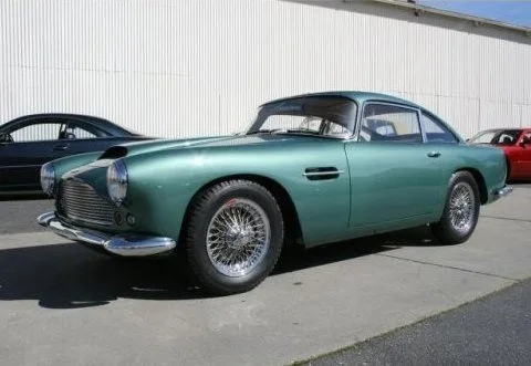 Aston Martin DB4 coupé — Foto dell’auto reale 4