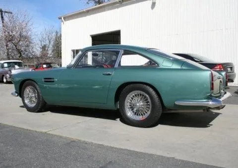 Aston Martin DB4 coupé — Foto dell’auto reale 3