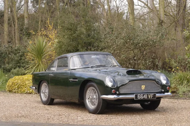 Aston Martin DB4 coupé — Foto dell’auto reale 5