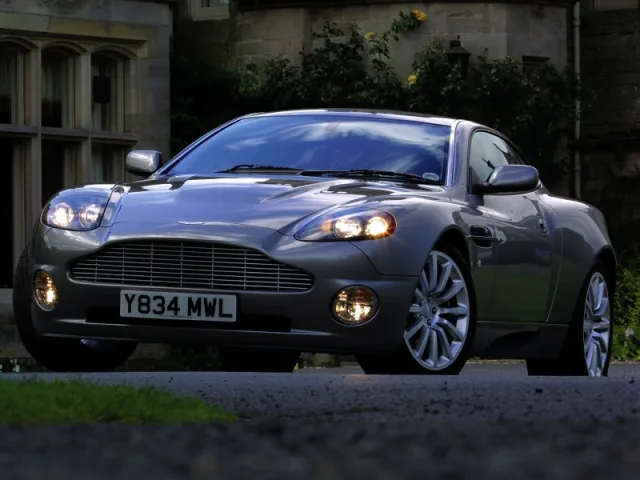 Aston Martin V12 Vanquish — Foto dell’auto reale 5