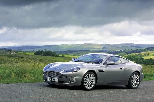 Aston Martin V12 Vanquish — Foto dell’auto reale 3