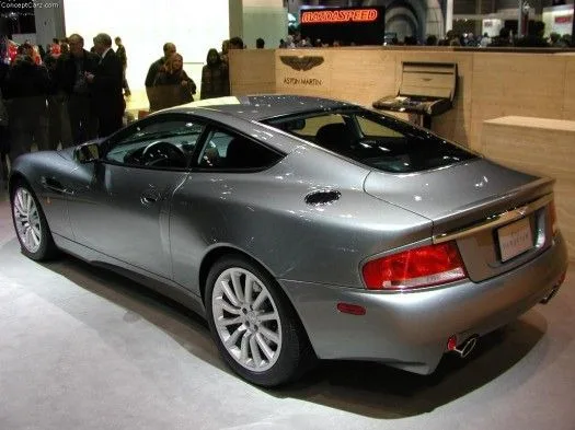 Aston Martin V12 Vanquish — Foto dell’auto reale 6