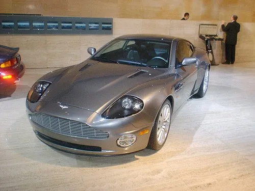 Aston Martin V12 Vanquish — Foto dell’auto reale 4