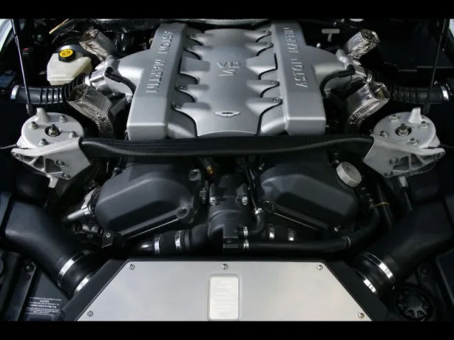 Aston Martin V12 Vanquish — Foto dell’auto reale 7