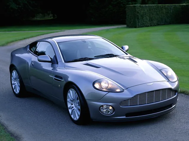 Aston Martin V12 Vanquish — Foto dell’auto reale 1