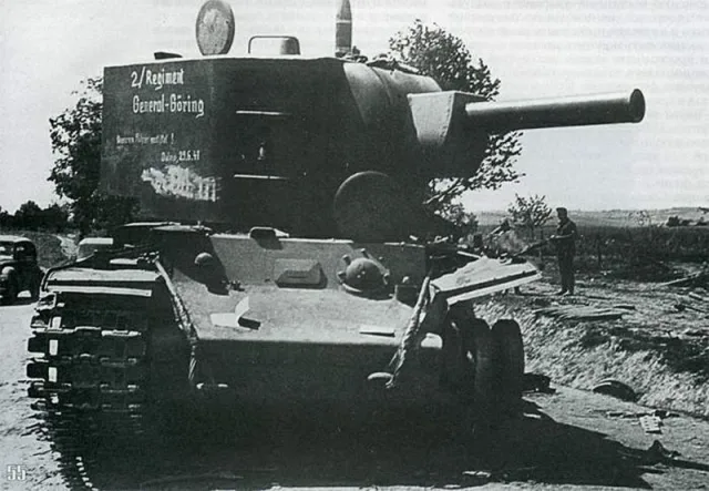 Carro armato KV-2 — Foto dell’auto reale 5