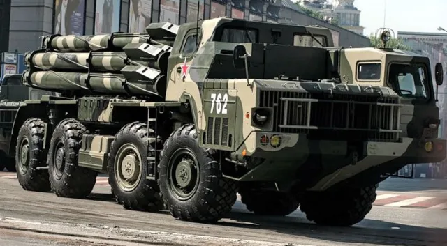 Lanzacohetes múltiple Smerch — Fotos del vehículo real 5