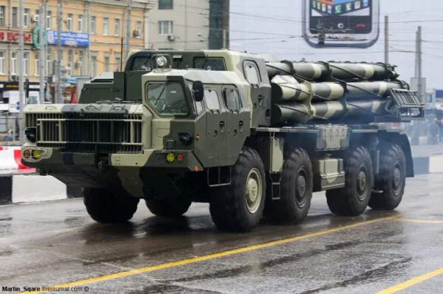 Lanzacohetes múltiple Smerch — Fotos del vehículo real 2