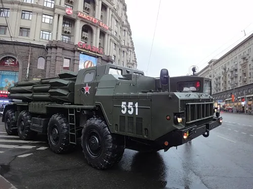 Lanzacohetes múltiple Smerch — Fotos del vehículo real 1