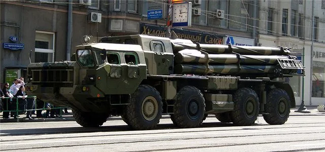 Lanzacohetes múltiple Smerch — Fotos del vehículo real 4