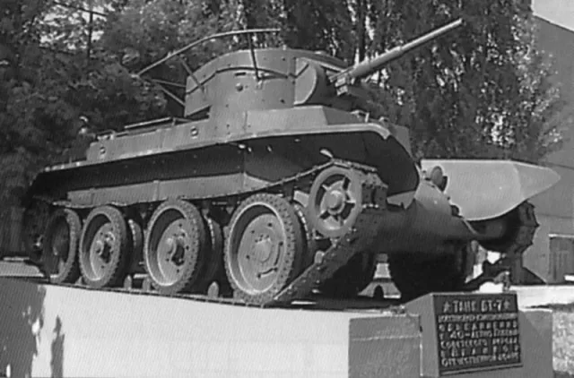 Carro armato BT-7 — Foto dell’auto reale 2