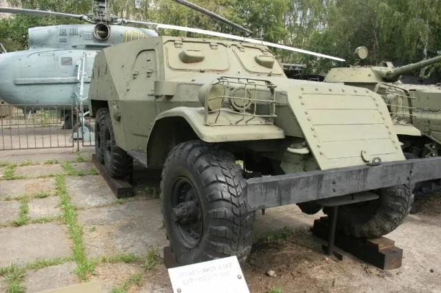 Schützenpanzerwagen BTR-152 — Fotos des Vorbilds 6